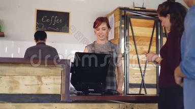 快乐的人在早上在咖啡馆买咖啡时用手机付钱。 食物及饮品服务